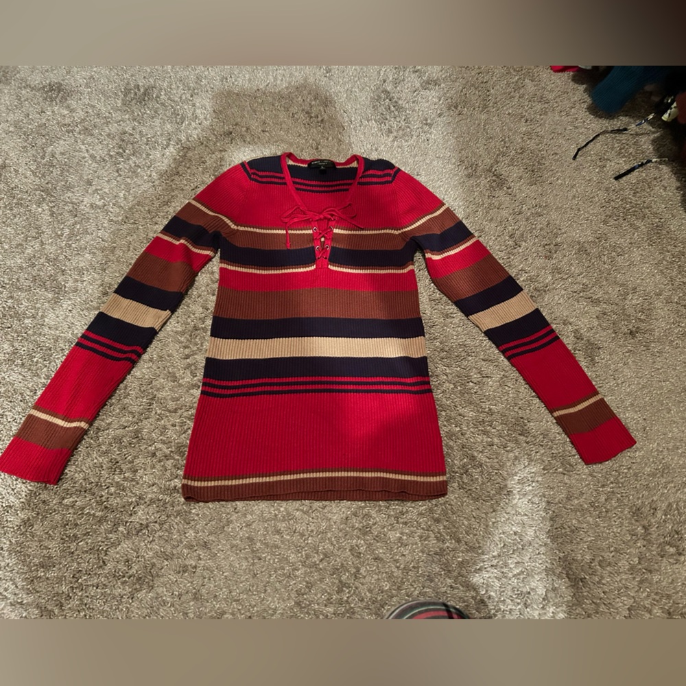 Romeo & Juliet Couture Vibrant Red and Tan Crewneck Sweater